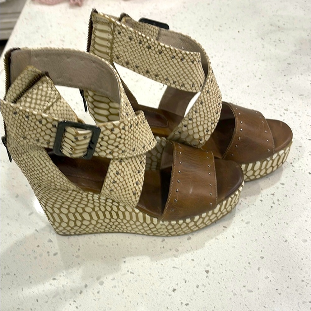 FREEBIRD Terra Wedge Heel Sz 9 Cream Snake